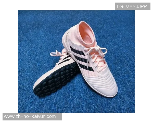 球星穿着TF足球鞋助力速度与灵动,展现竞技魅力与时尚风采